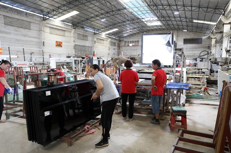 foshan nanhai ruixin glass co., ltd خط إنتاج المصنع